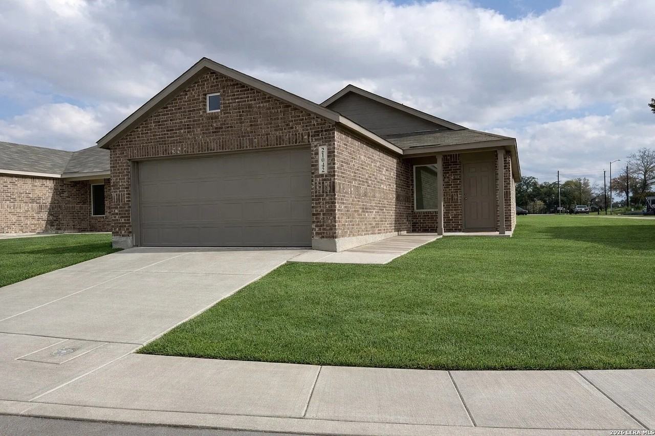 21042 Sumac Grv - Photo 2 of 13