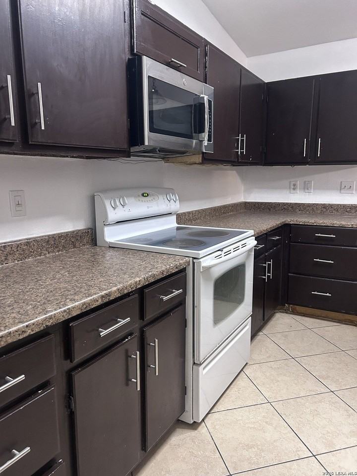 2615 Lakebriar St - Photo 5 of 13