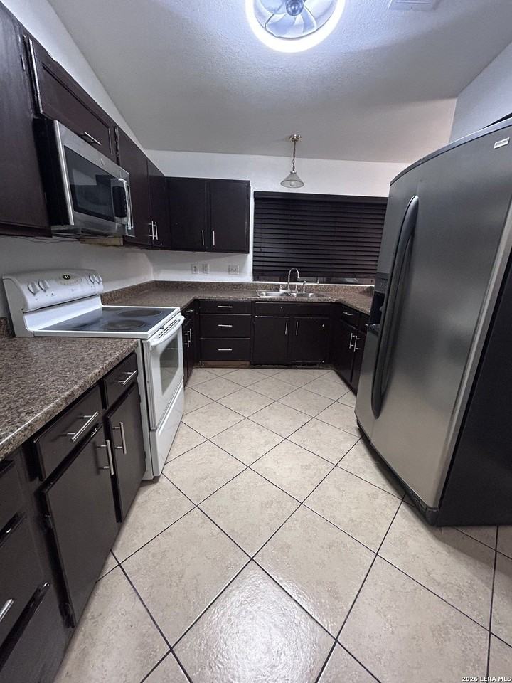 2615 Lakebriar St - Photo 6 of 13