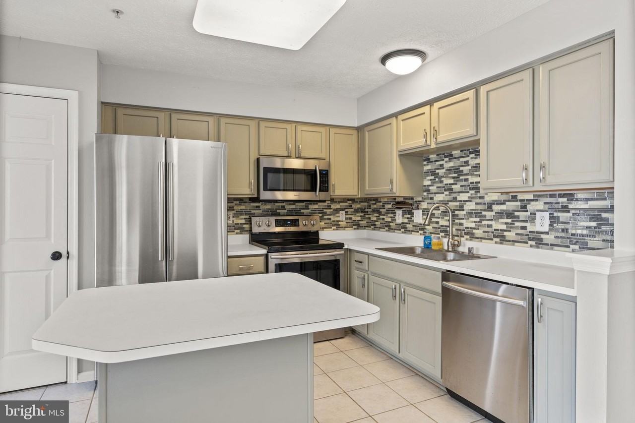 5030 Finsbury Rd - Photo 7 of 43