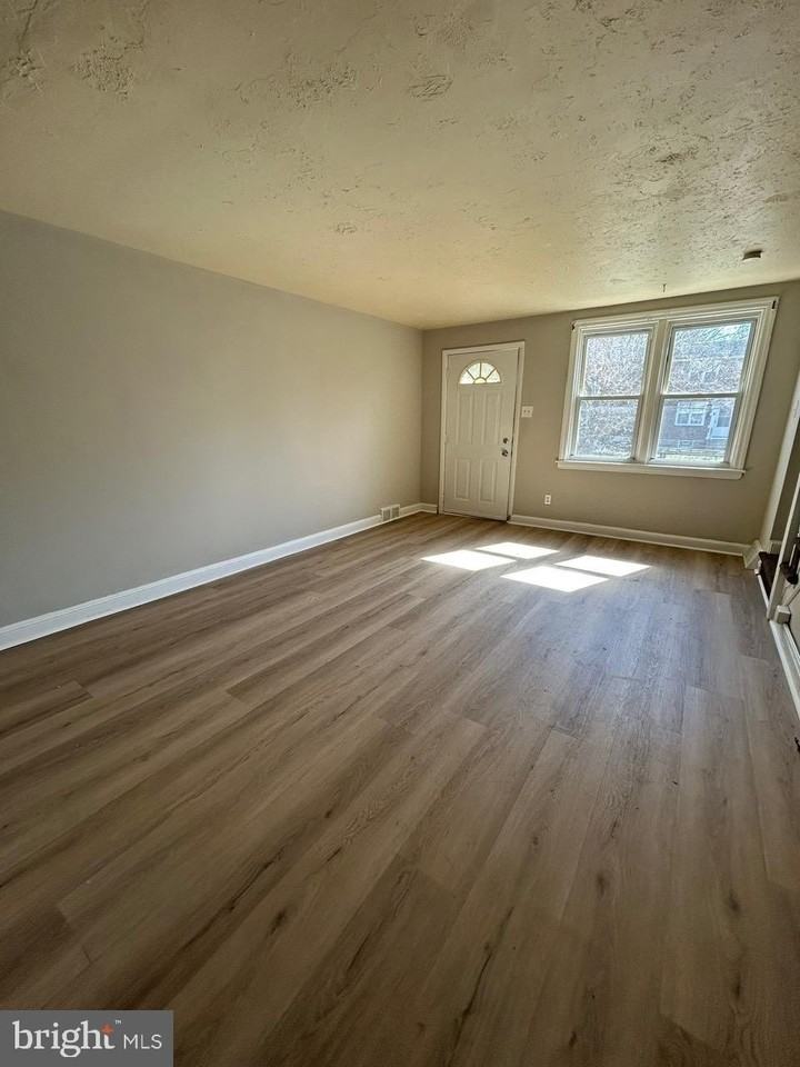 330 W 21st St - Photo 3 of 21