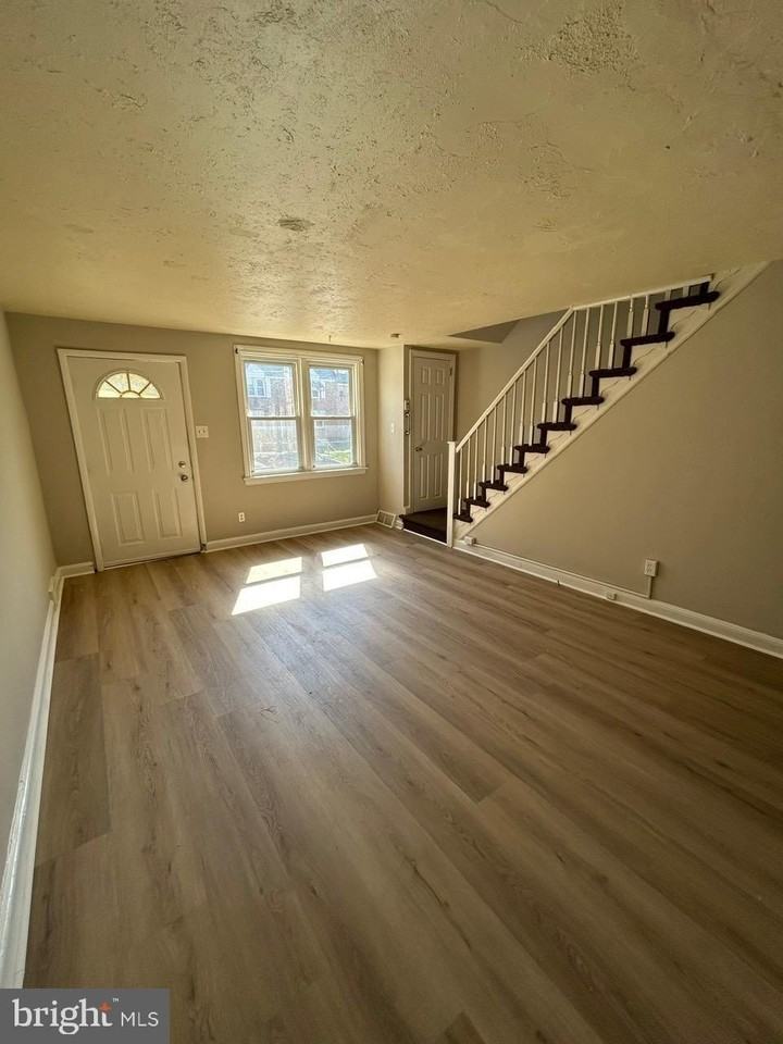 330 W 21st St - Photo 4 of 21