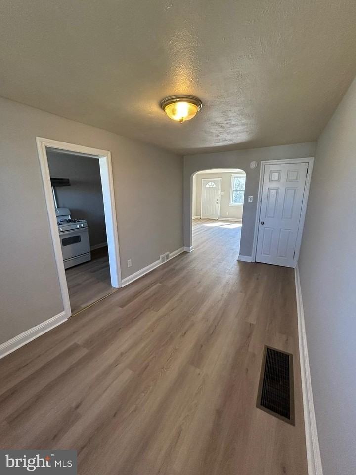 330 W 21st St - Photo 6 of 21