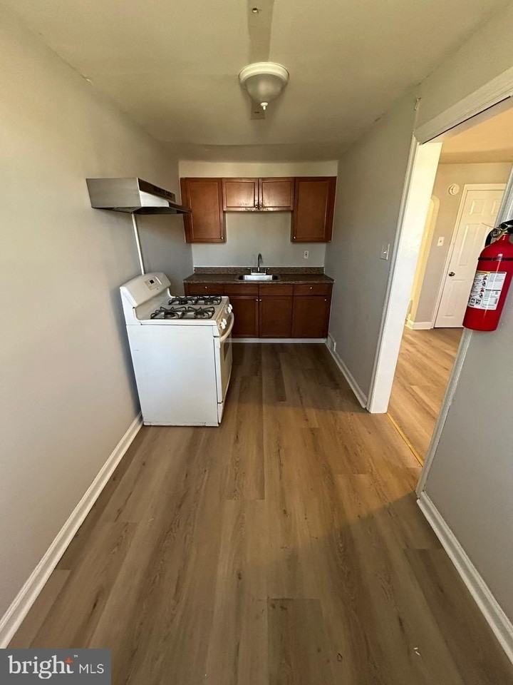 330 W 21st St - Photo 7 of 21