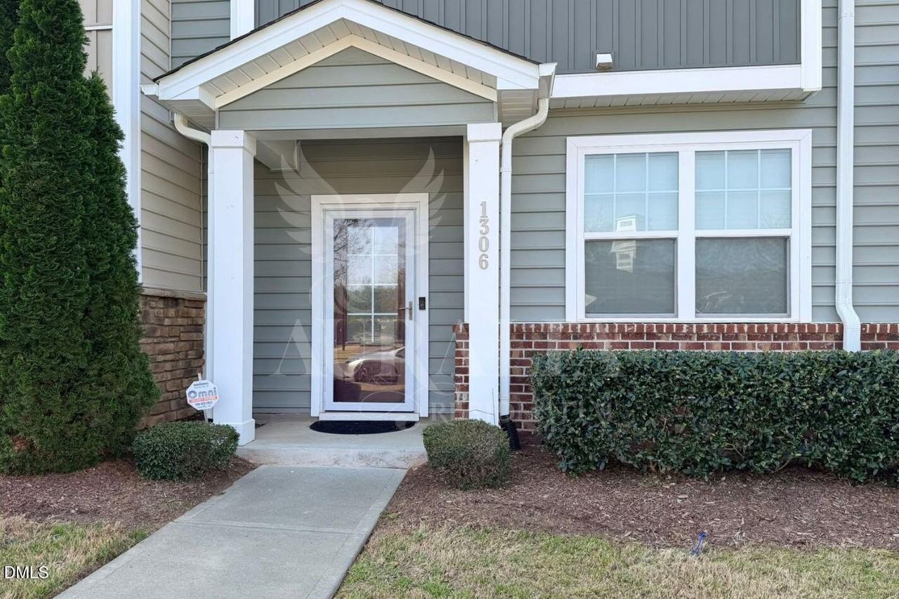 1306 Farm Pond Trl - Photo 2 of 46