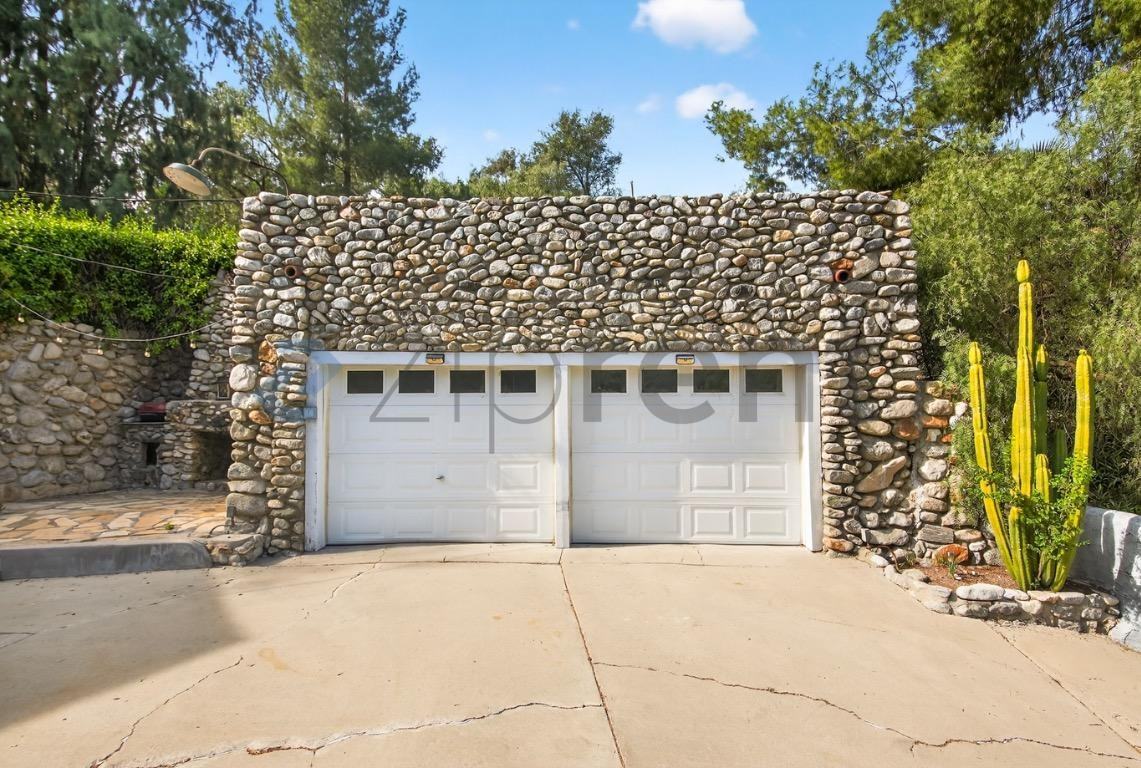 16925 Hillside Dr - Photo 5 of 32