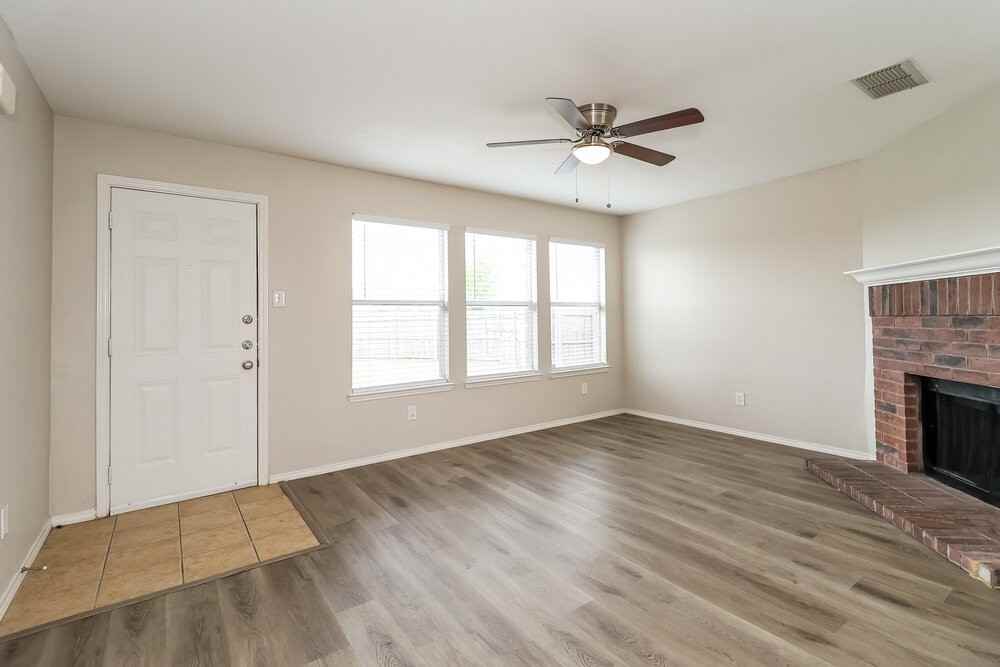 2246 Midbury Dr - Photo 4 of 17