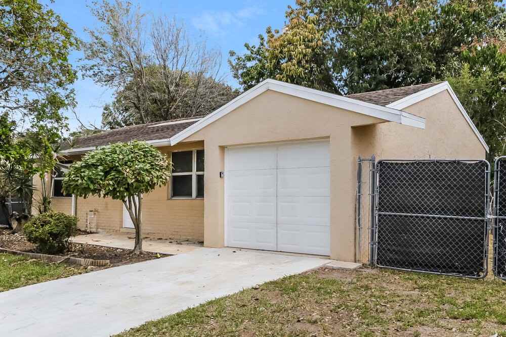 4196 Centurian Cir - Photo 3 of 16