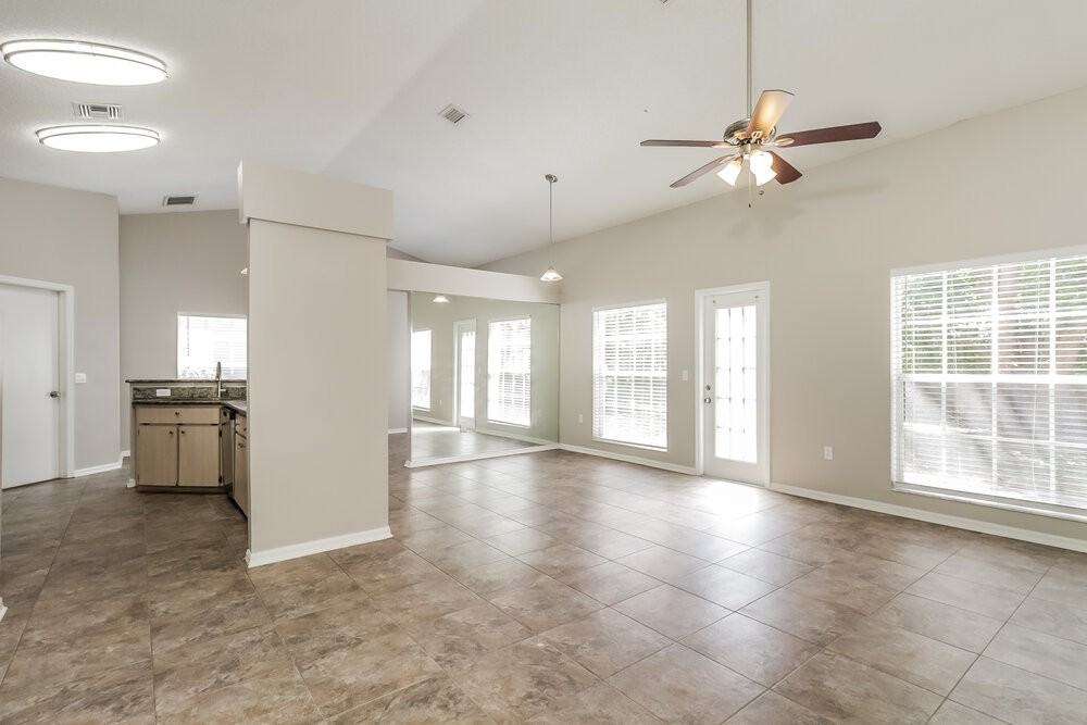 10244 Rainbow Oaks Dr - Photo 4 of 16