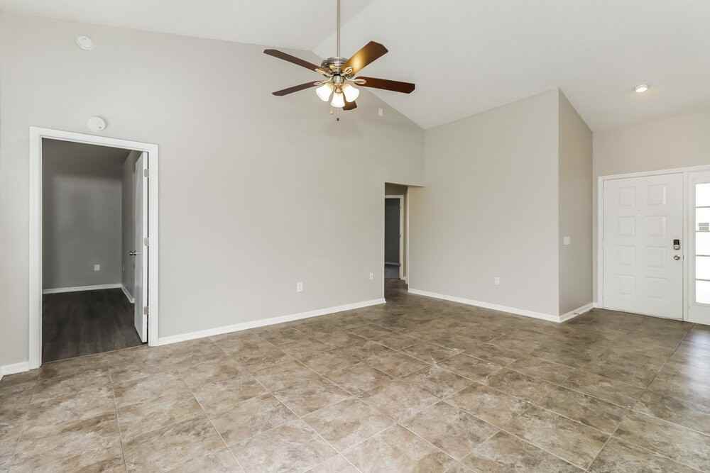 10244 Rainbow Oaks Dr - Photo 5 of 16