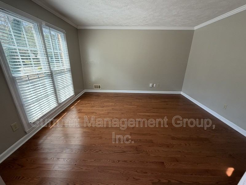 1611 Ellington Rd Se - Photo 4 of 48