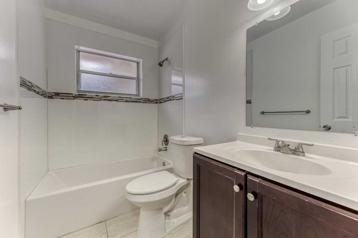 7971 Nw 35th Ct - Photo 4 of 10