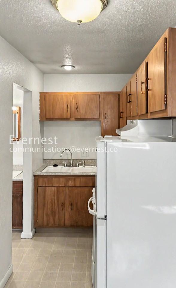 1305 Burton Ct - Photo 5 of 31