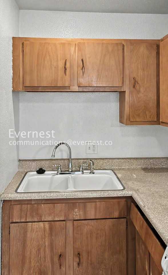 1305 Burton Ct - Photo 6 of 31