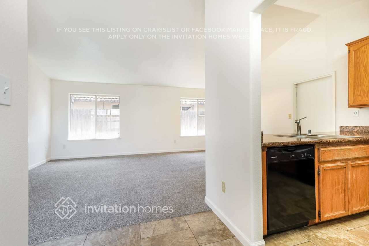 1144 La Mesa St - Photo 3 of 17