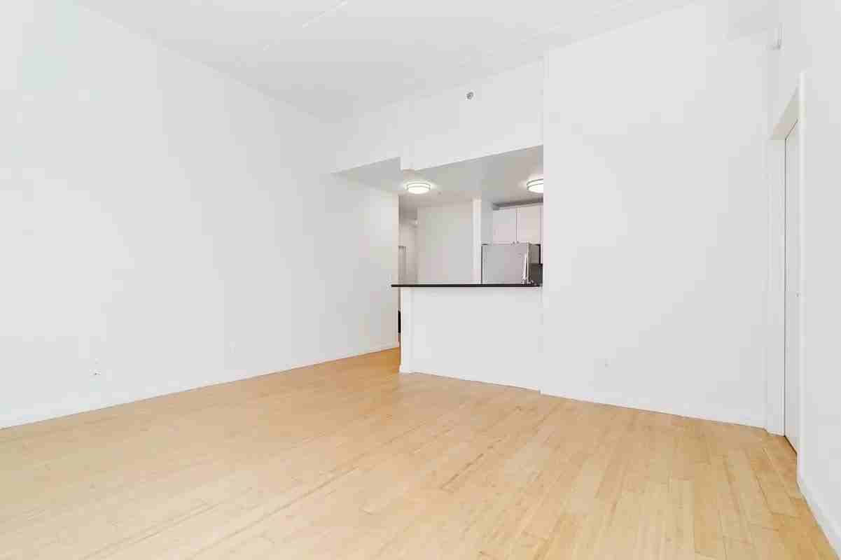 E 104th St #511 - Photo 4 of 9