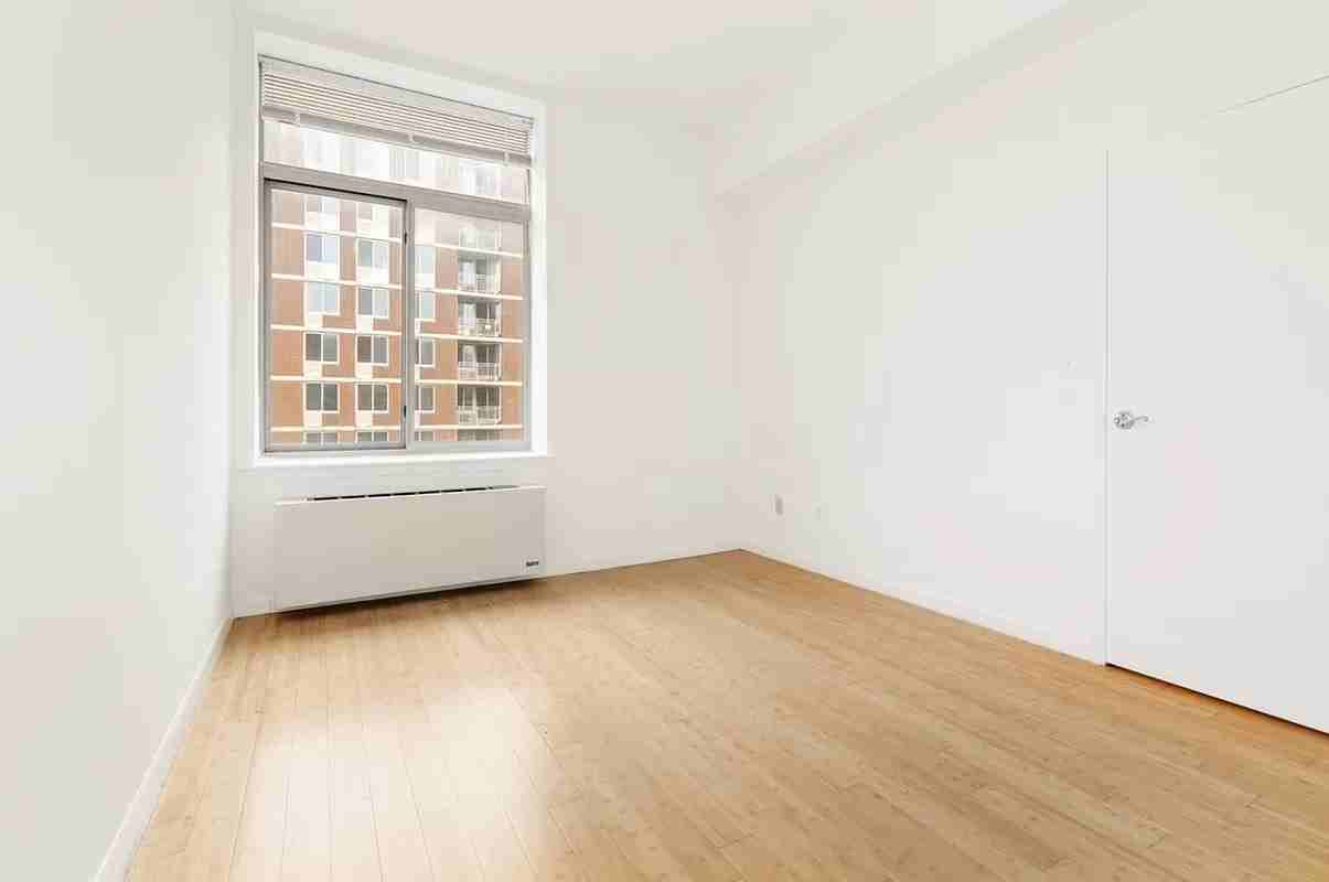 E 104th St #511 - Photo 5 of 9