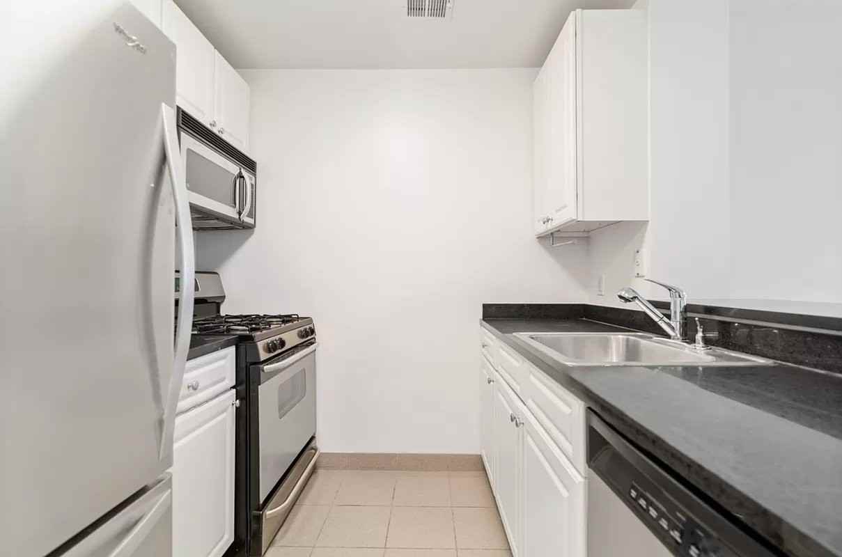 E 104th St #511 - Photo 6 of 9