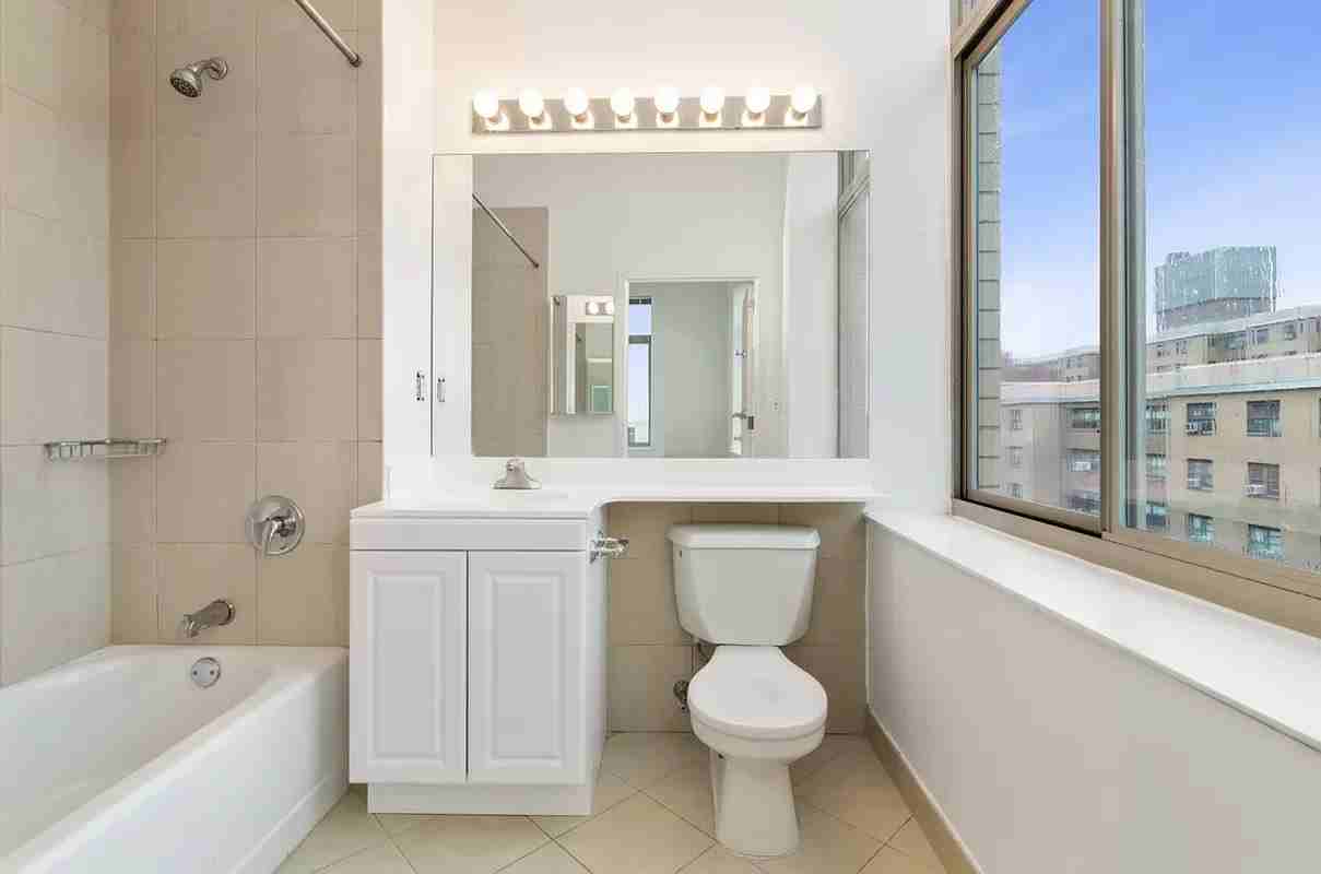 E 104th St #511 - Photo 7 of 9