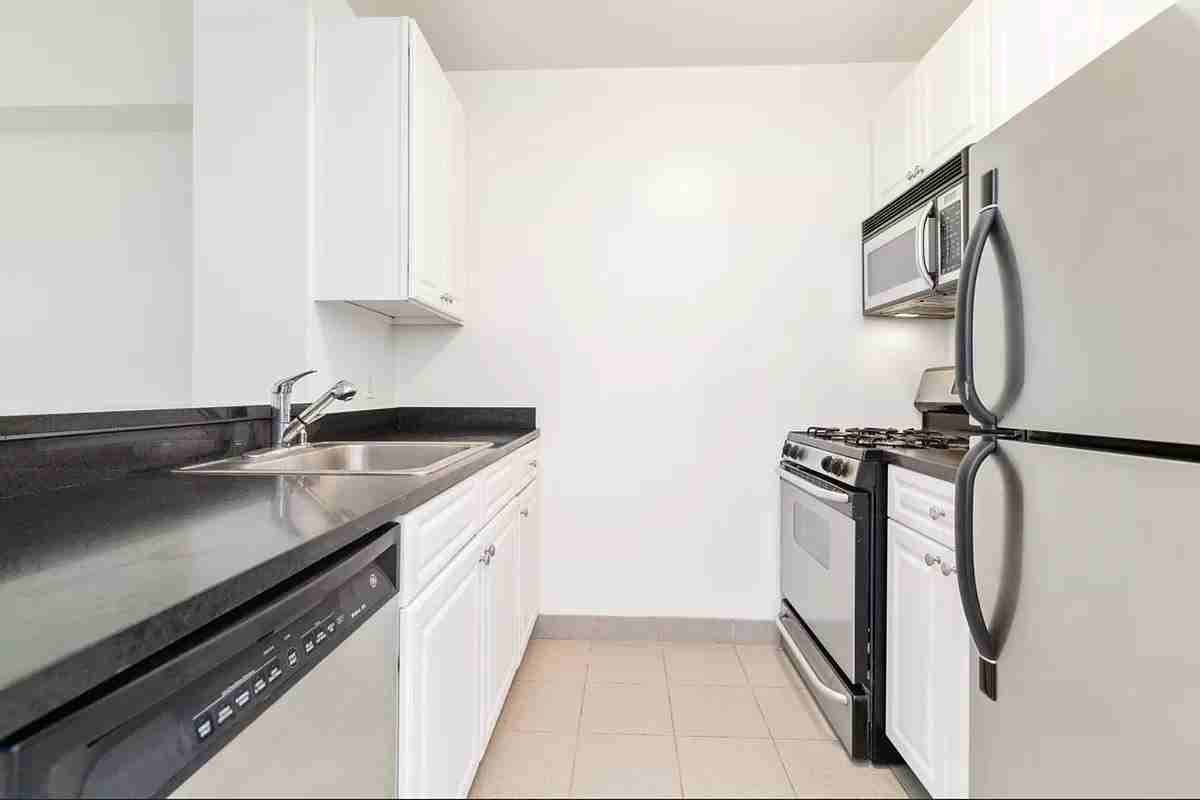 E 104th St #103 - Photo 4 of 8