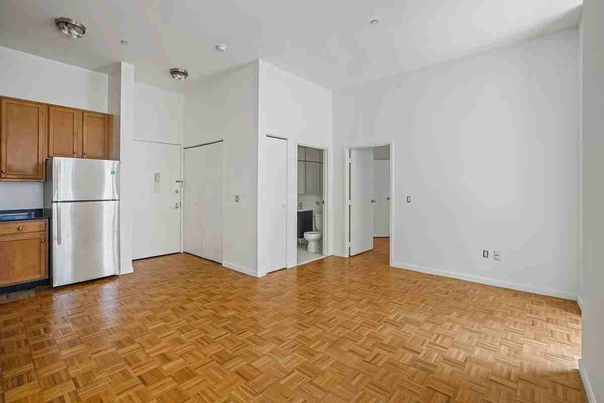 John St #10F - Photo 3 of 10