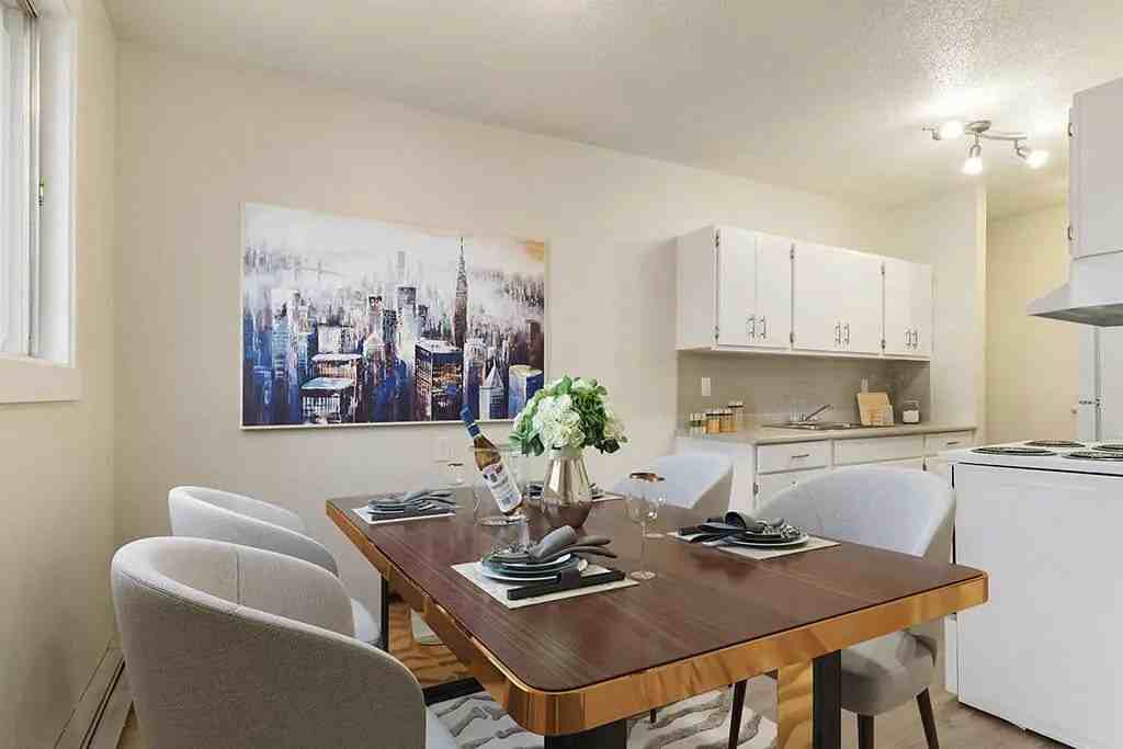 Hyland Manor - Photo 2 of 13