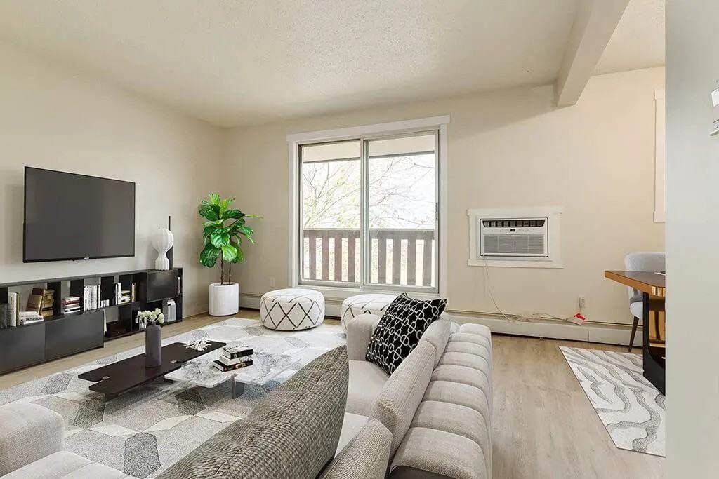 Hyland Manor - Photo 4 of 13