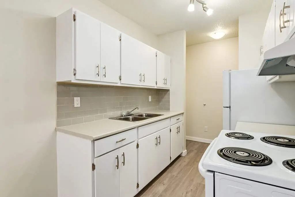 Hyland Manor - Photo 6 of 13