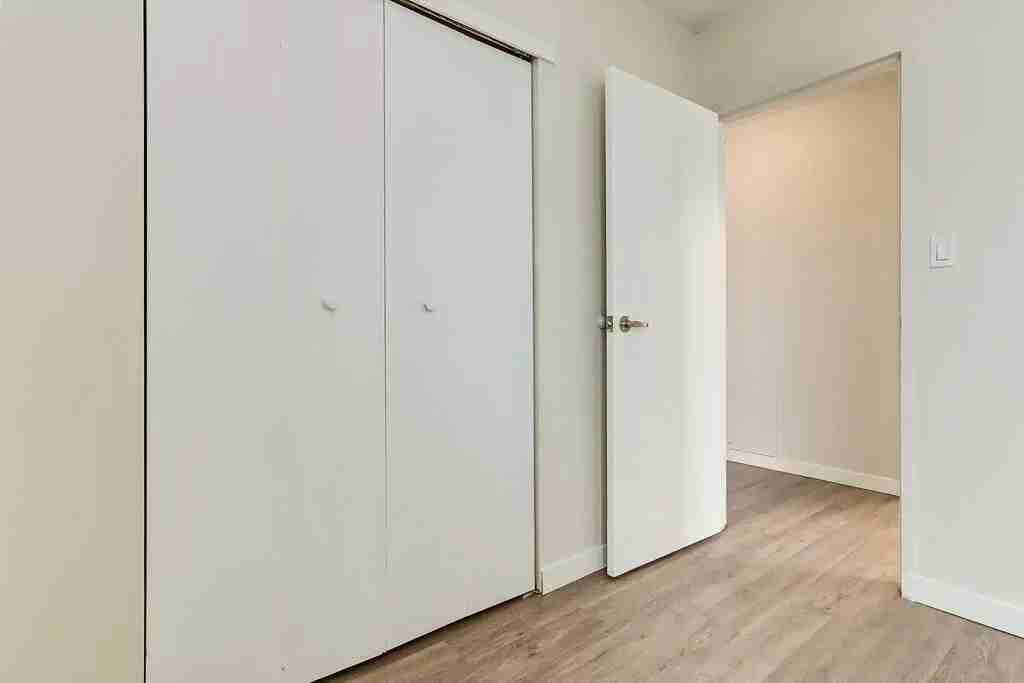 Hyland Manor - Photo 7 of 13