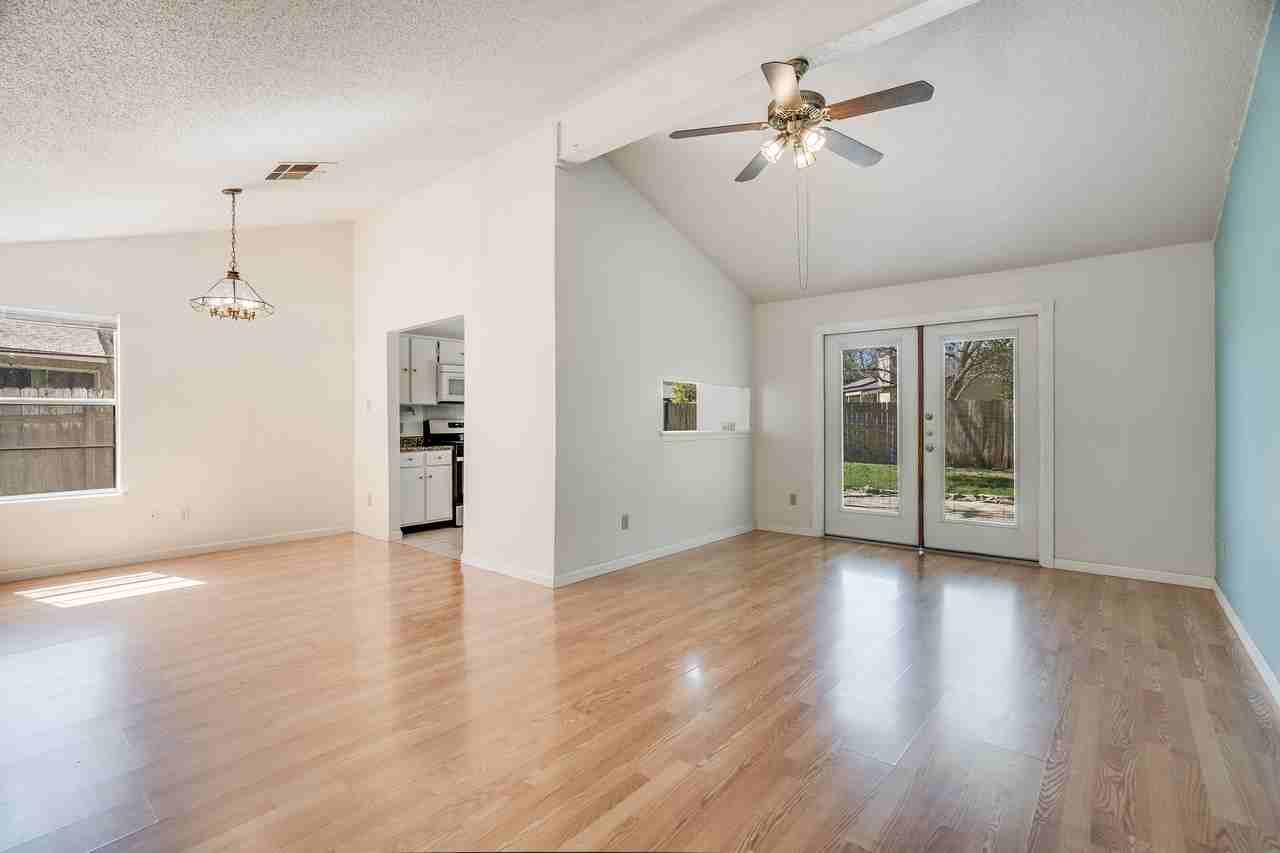 10422 Firethorn Ln - Photo 4 of 11