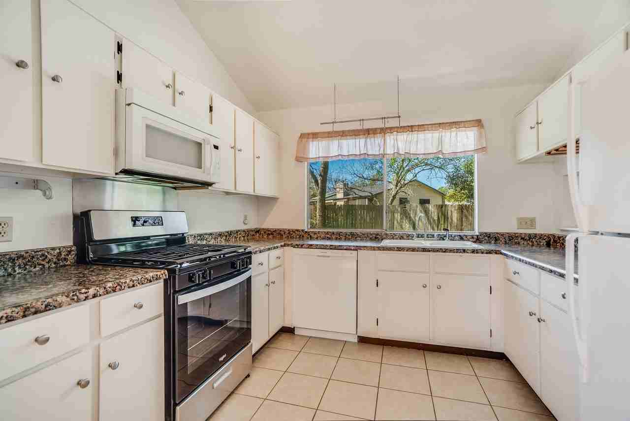 10422 Firethorn Ln - Photo 5 of 11