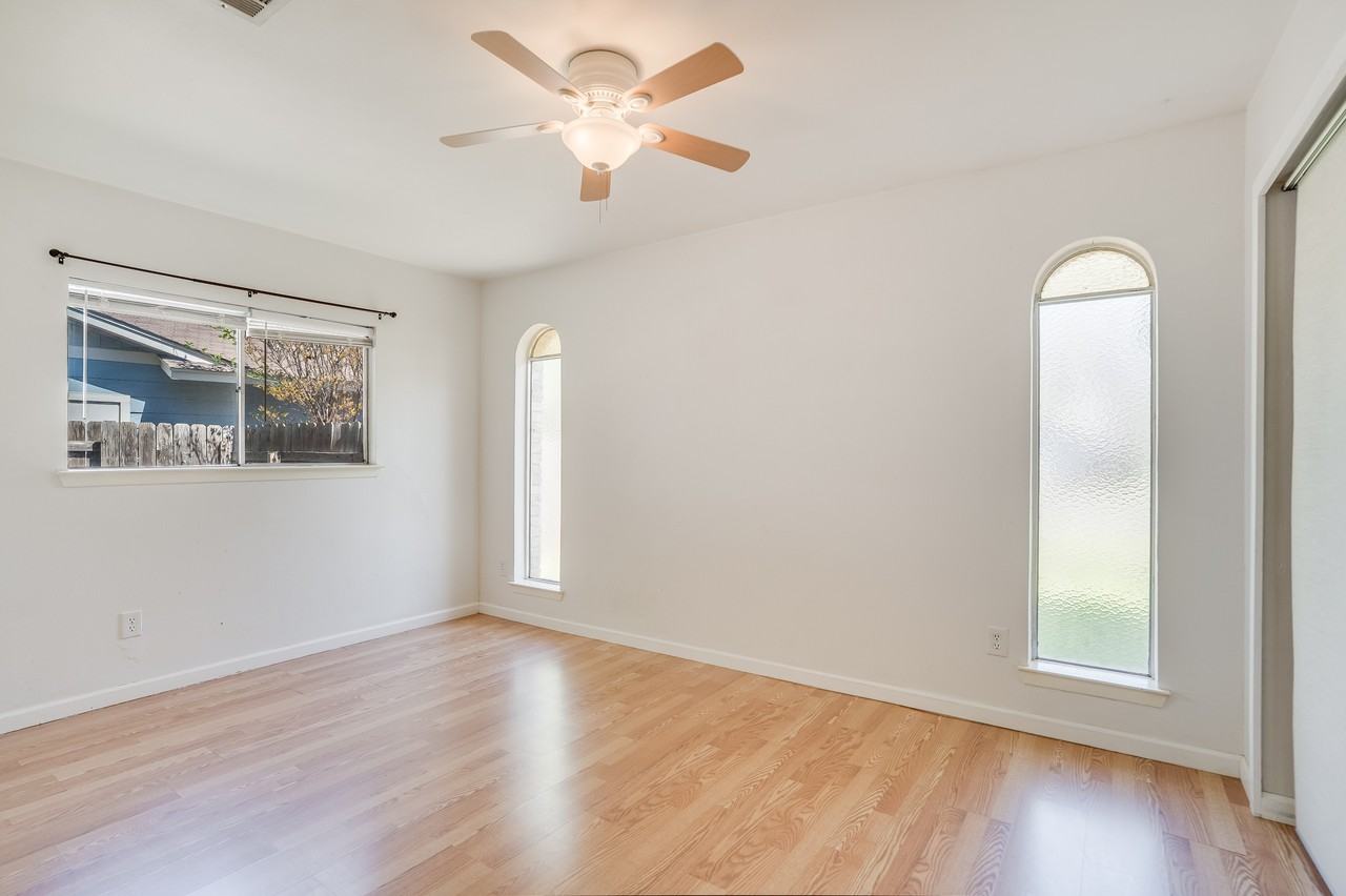 10422 Firethorn Ln - Photo 6 of 11