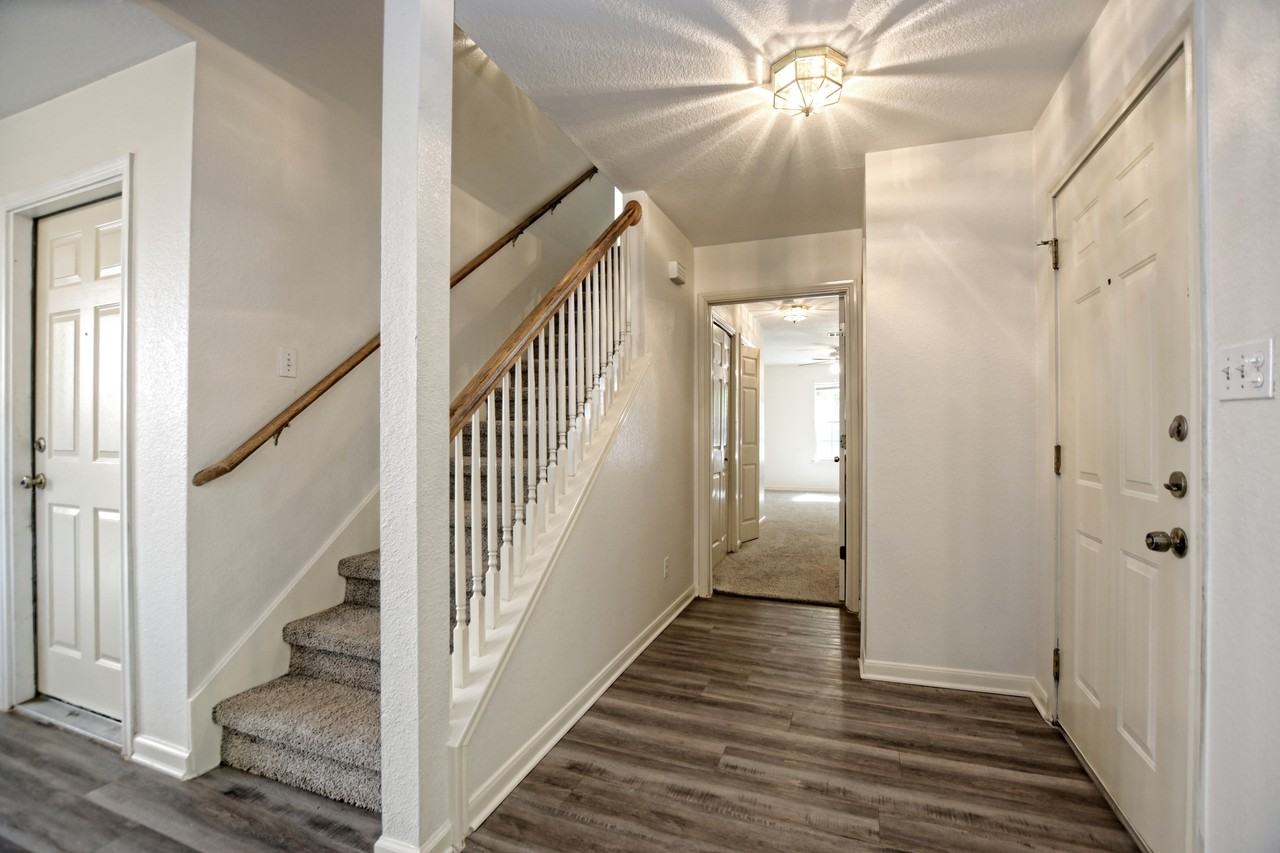 101 S Mockingbird Cir - Photo 2 of 7