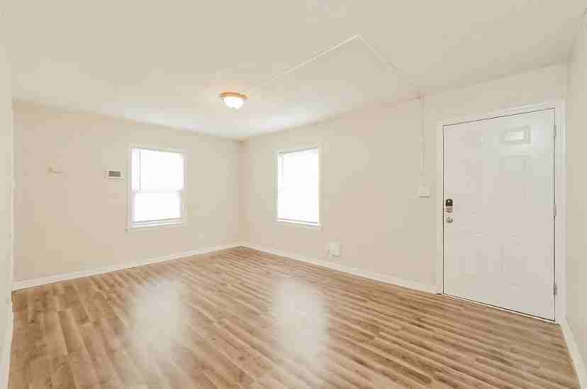 4412 Kensington Avenue - Photo 4 of 8