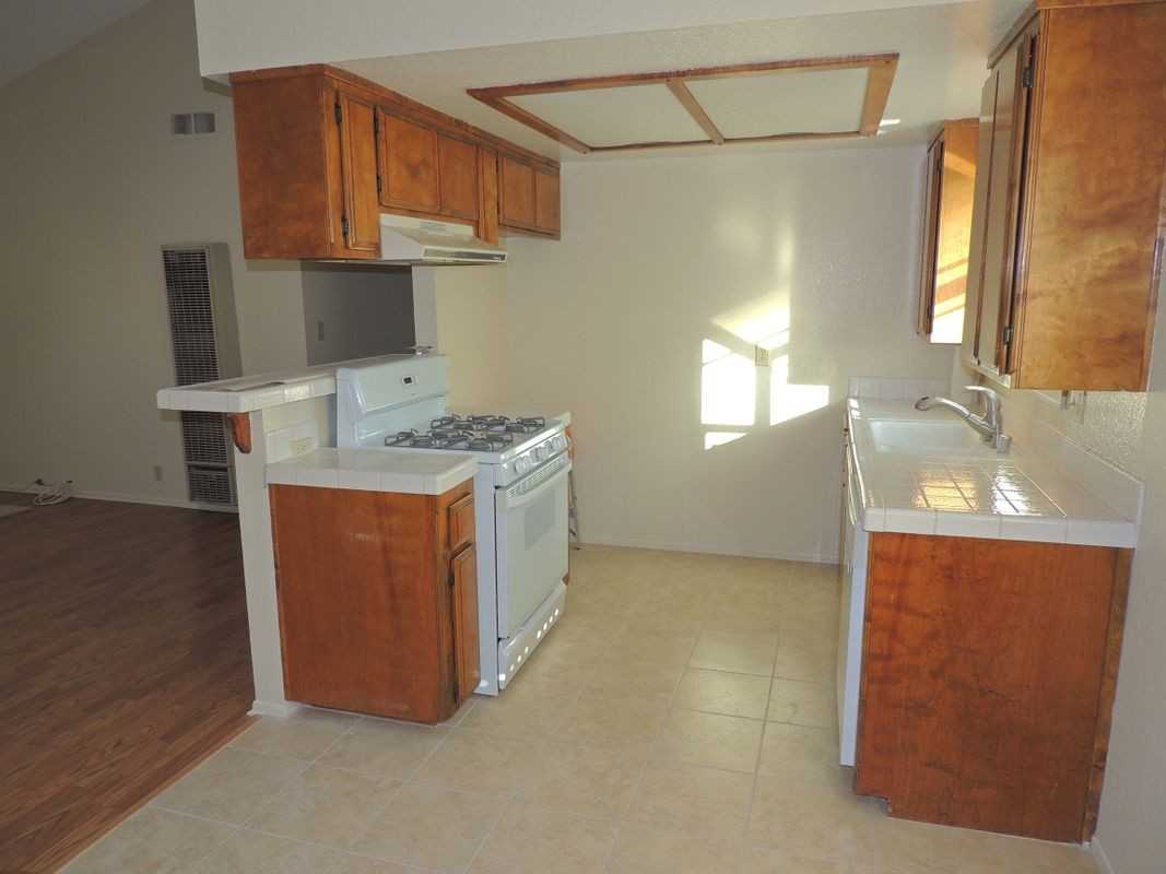 430 Ohio Ave ##D - Photo 4 of 26