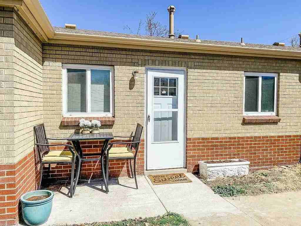 1360 S Grant St - Photo 2 of 16