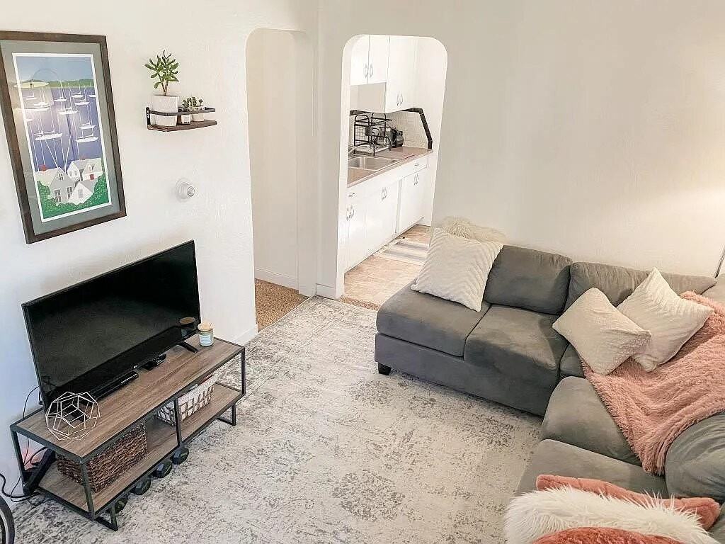 1360 S Grant St - Photo 4 of 16