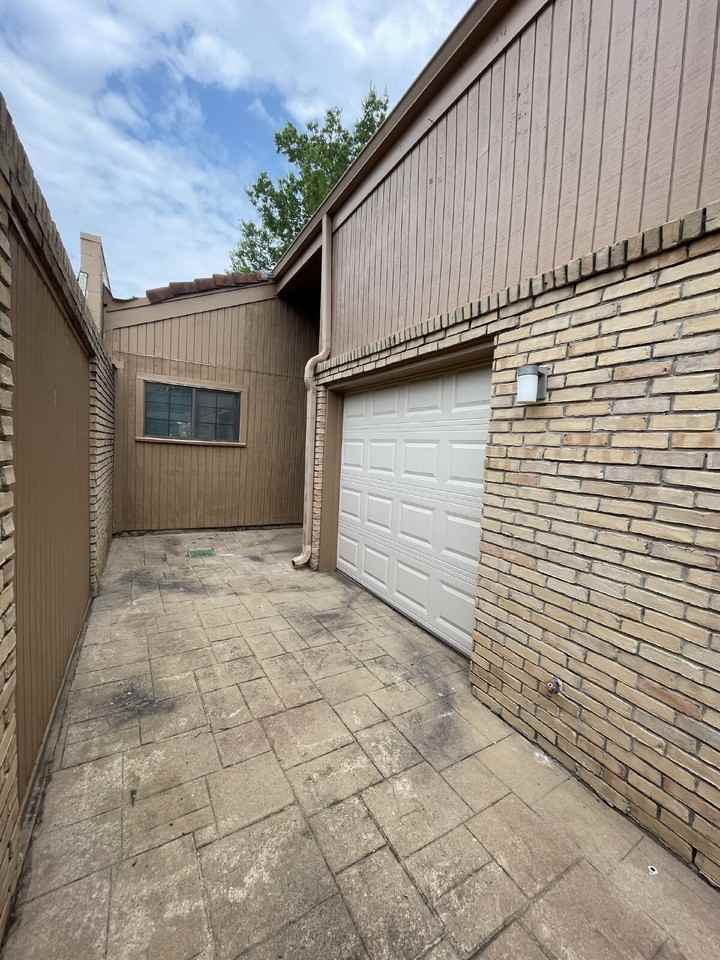 12 Hallmark Dr - Photo 3 of 33