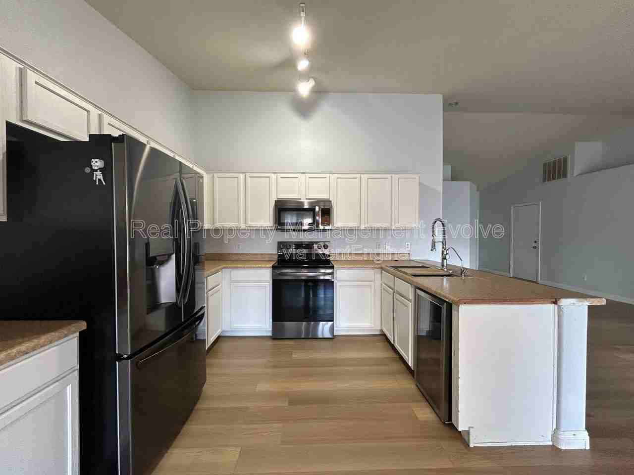 4926 E Whitehall Dr - Photo 4 of 38