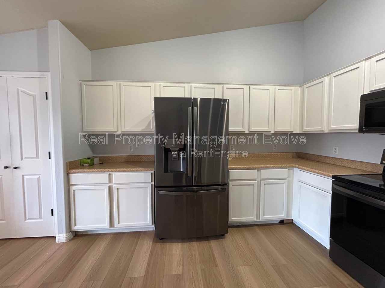 4926 E Whitehall Dr - Photo 5 of 38