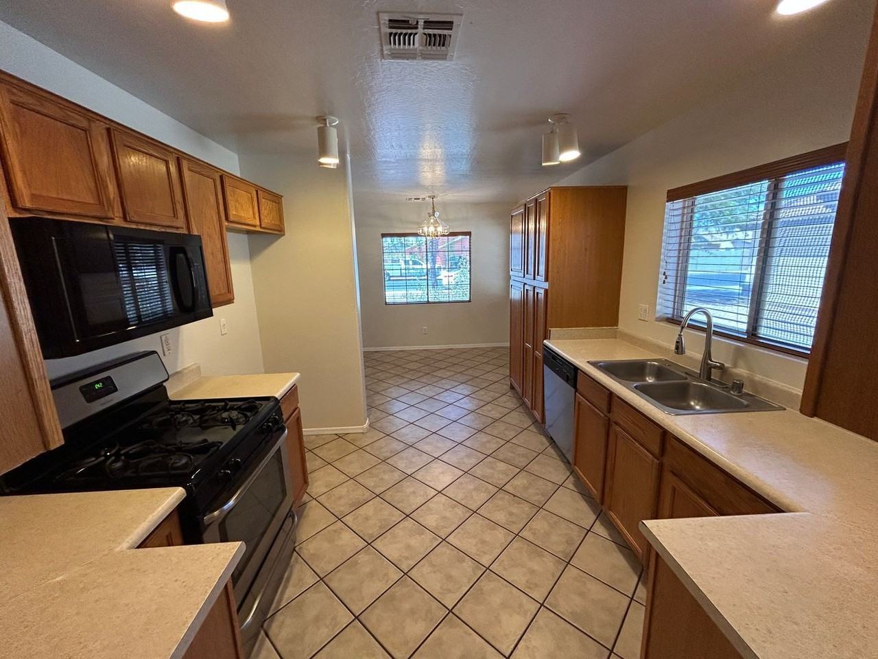 12521 W Myer Ln - Photo 4 of 21