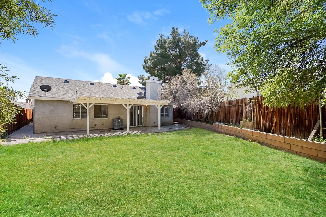 1601 Bluebell St - Photo 2 of 15