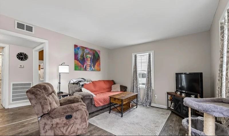 1303 E Elm St - Photo 3 of 14