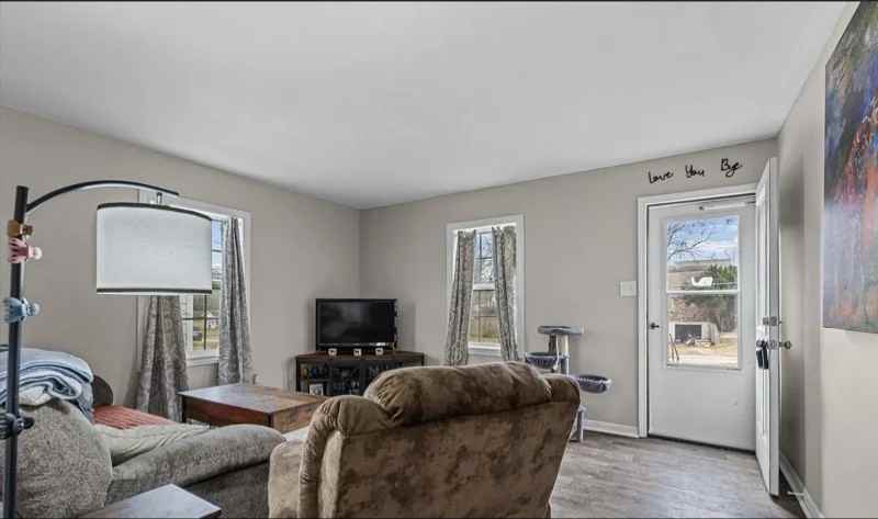 1303 E Elm St - Photo 4 of 14