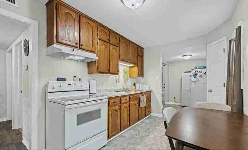 1303 E Elm St - Photo 5 of 14