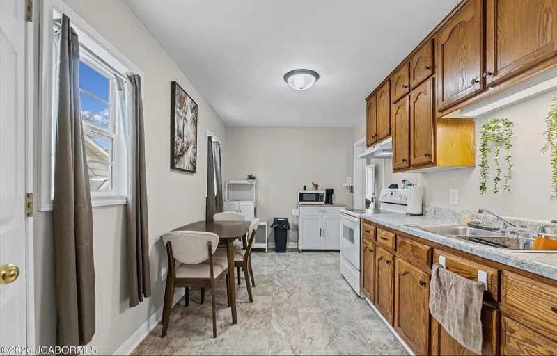 1303 E Elm St - Photo 7 of 14