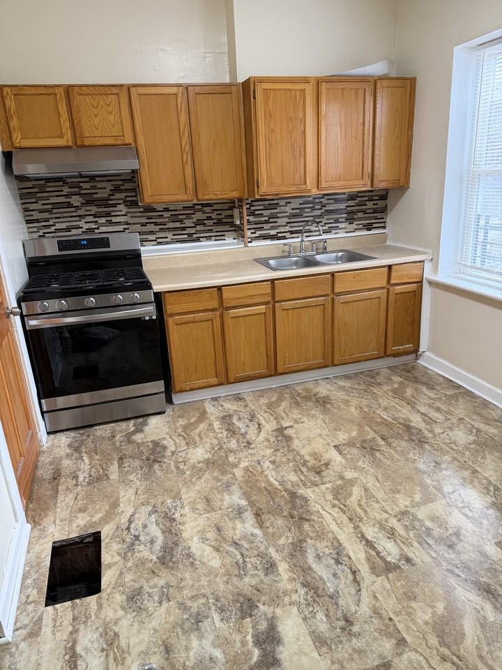 5643 S Green St #NA - Photo 3 of 28