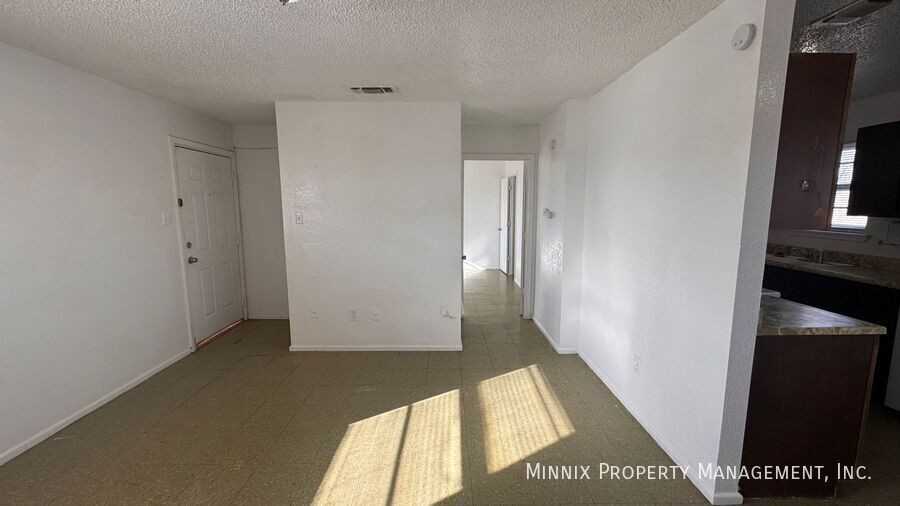 639 S Crosby St - Photo 4 of 15