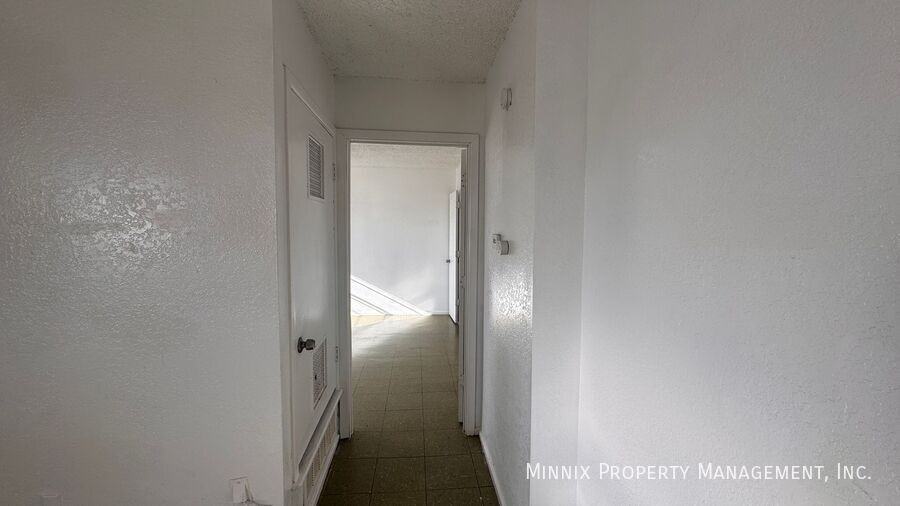 639 S Crosby St - Photo 7 of 15