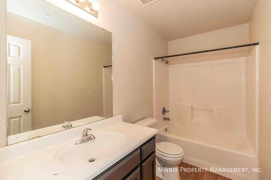 203 27th St #D - Photo 2 of 18